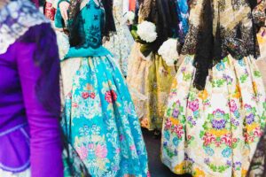 Lee más sobre el artículo Telas falleras: Un universo de colores y texturas para tu traje